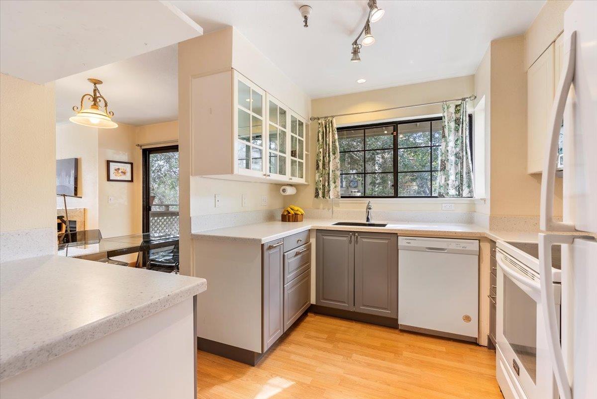 Front Image Thumbnail for ML81994259