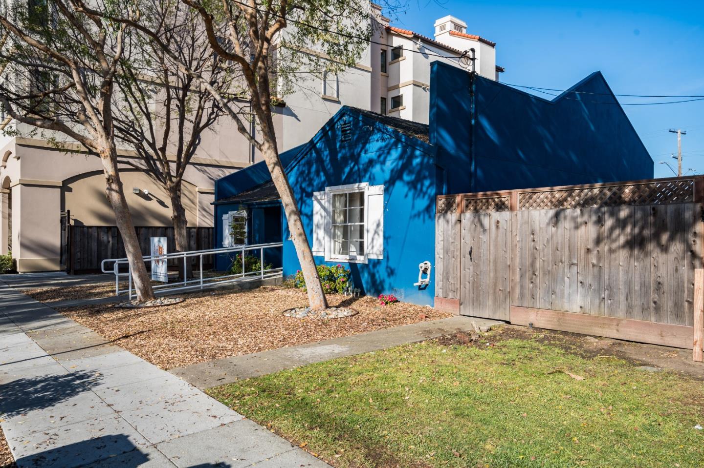 Front Image Thumbnail for ML81996042