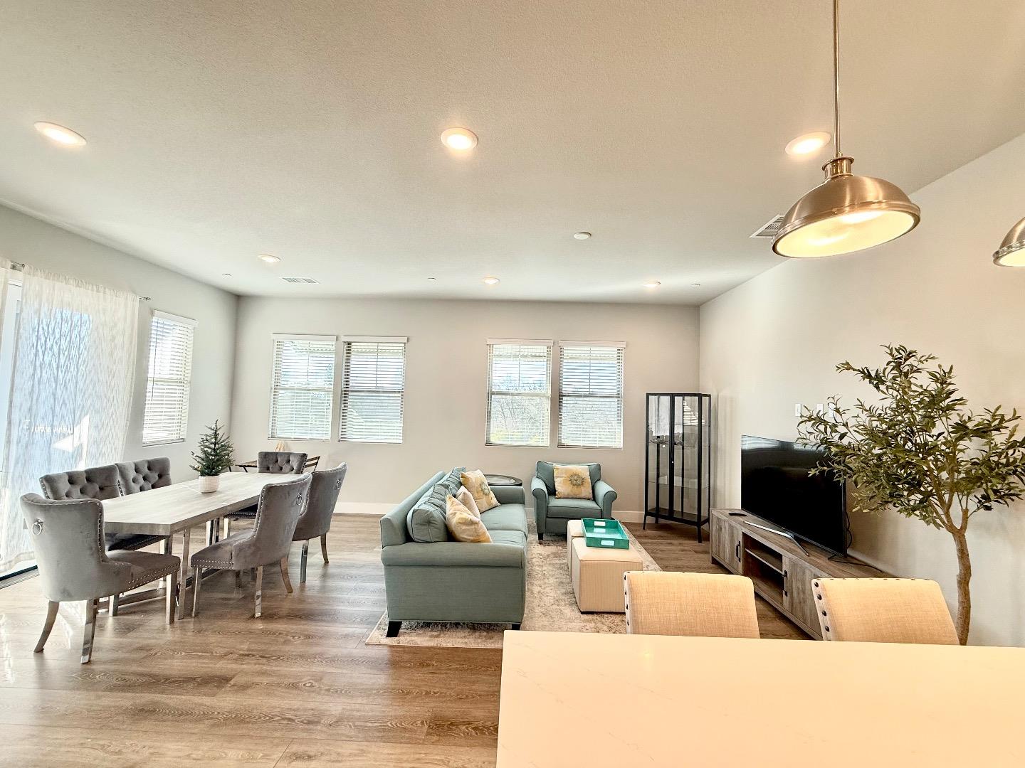 Front Image Thumbnail for ML82001124