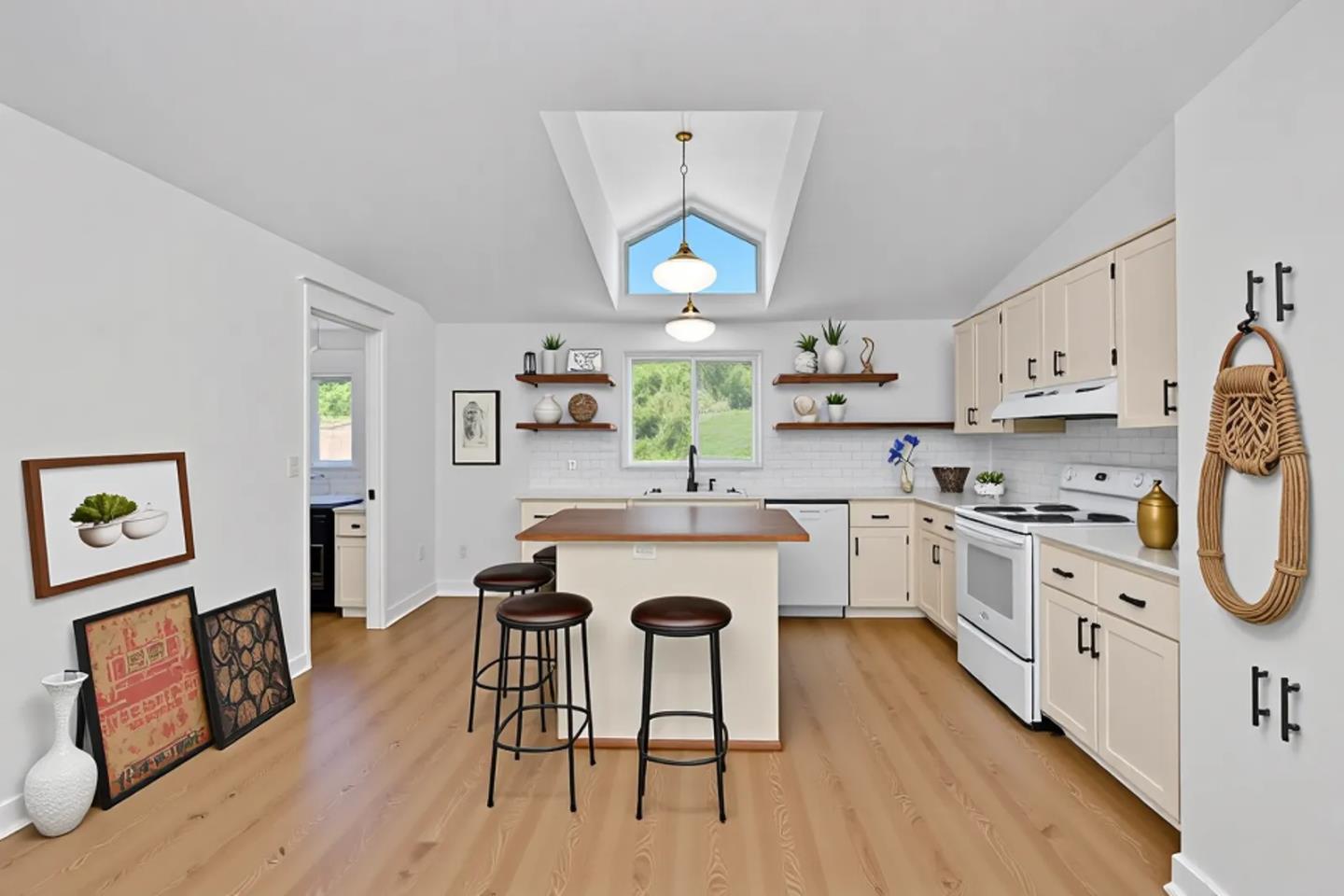 Front Image Thumbnail for ML82013138