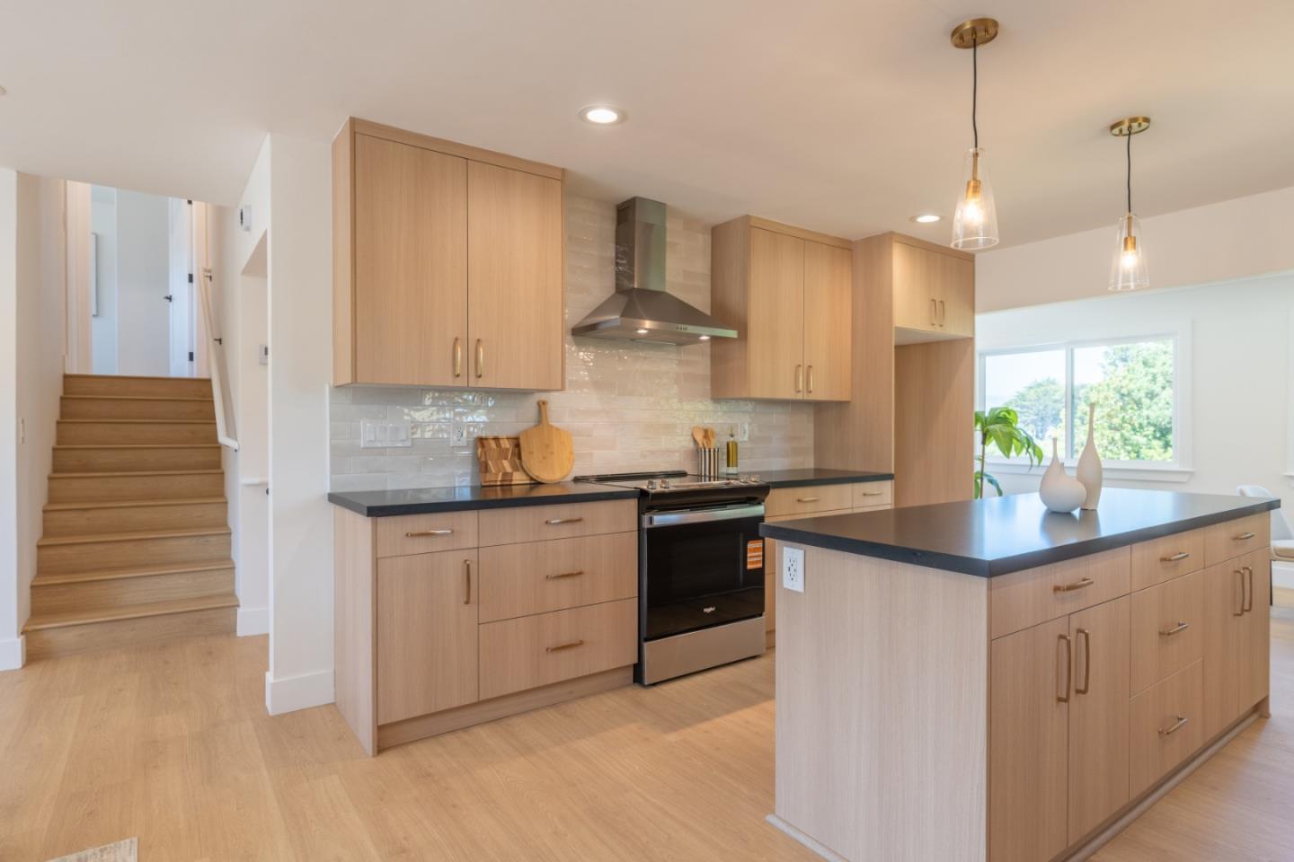 Front Image Thumbnail for ML82015218