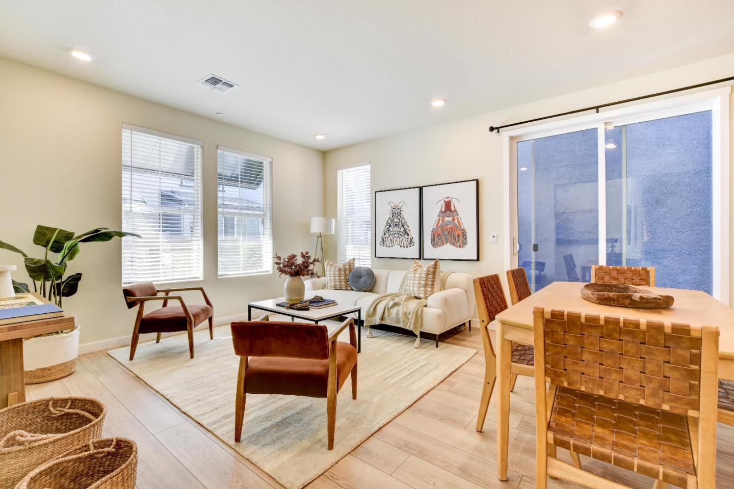 Front Image Thumbnail for ML82016704