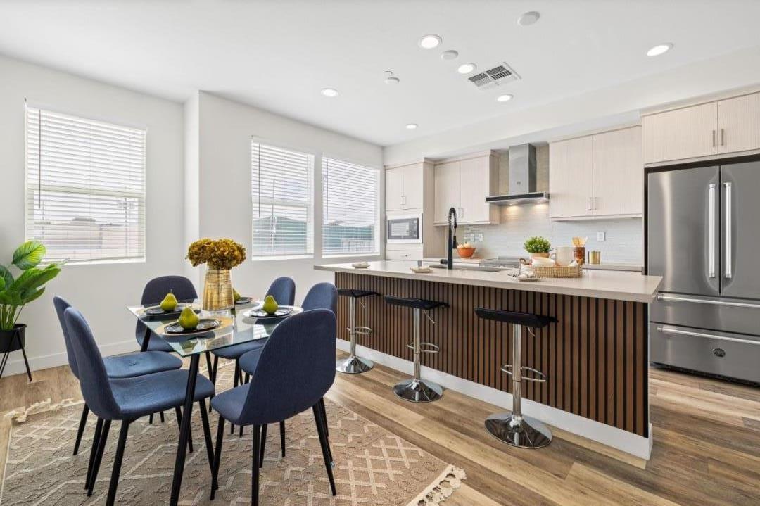 Front Image Thumbnail for ML82016716