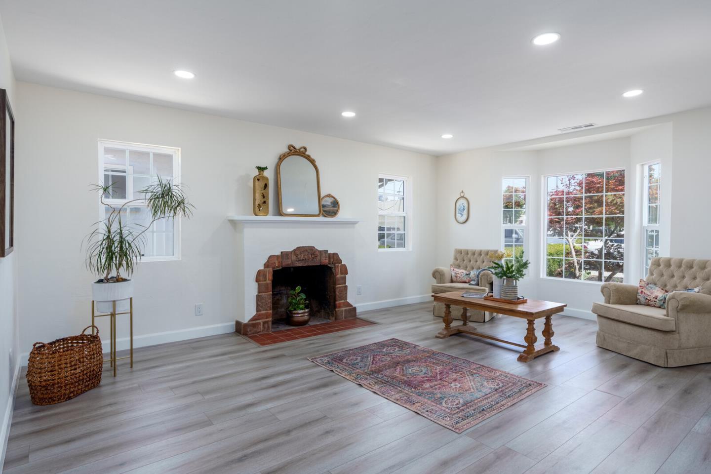 Front Image Thumbnail for ML82021737