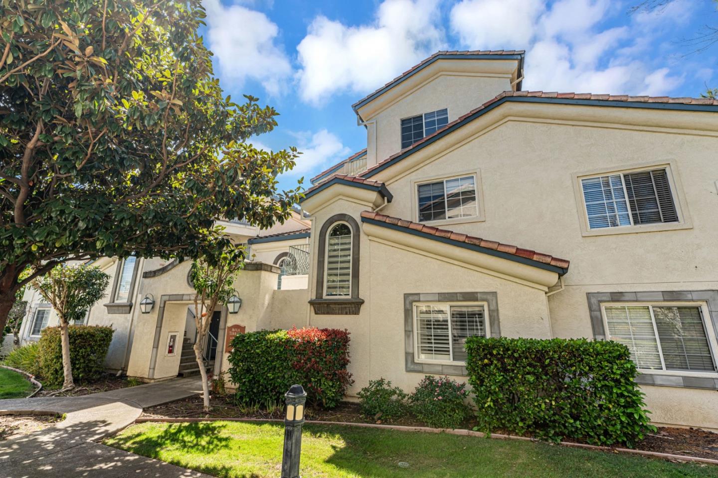 Front Image Thumbnail for ML82022495