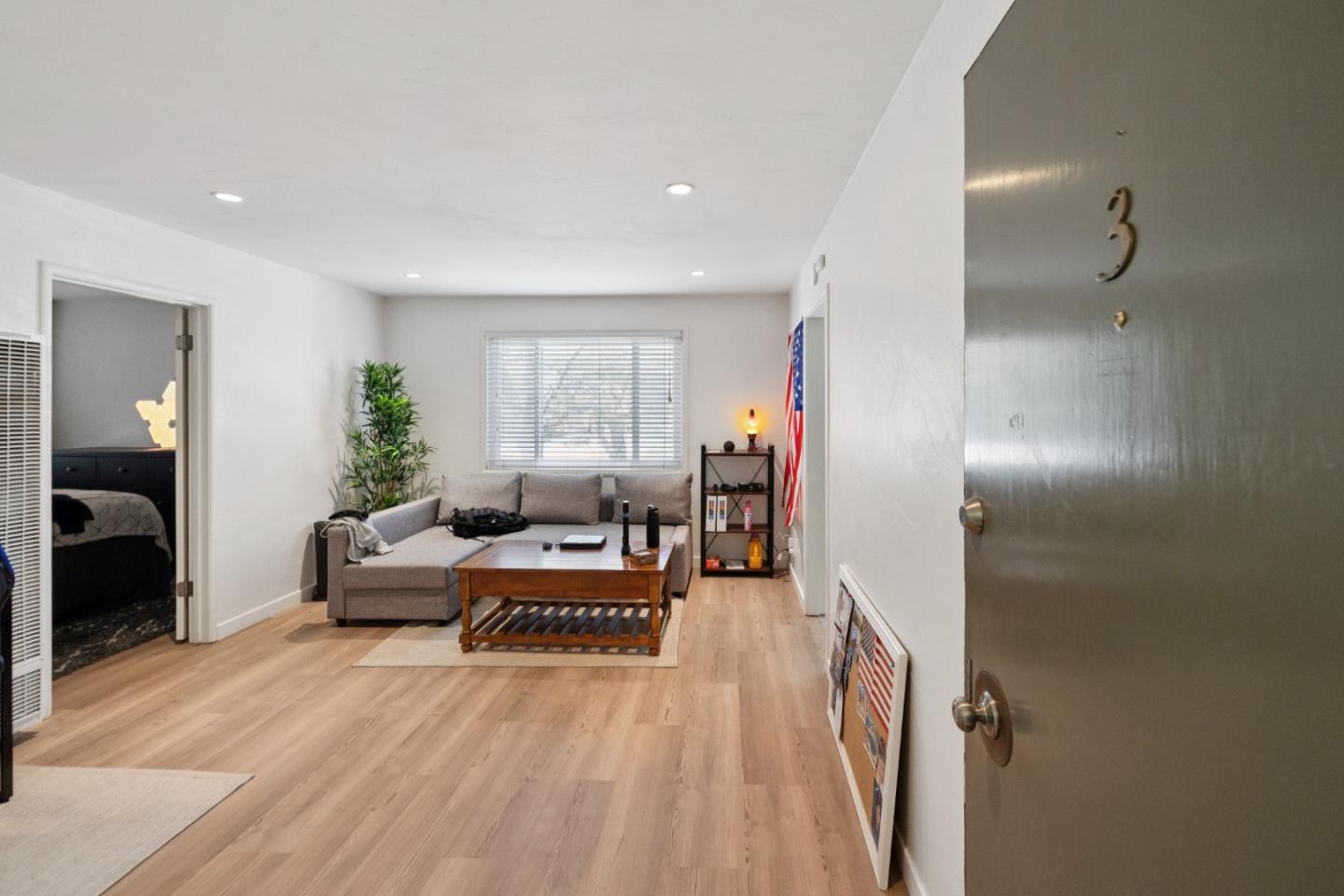 Front Image Thumbnail for ML82022957