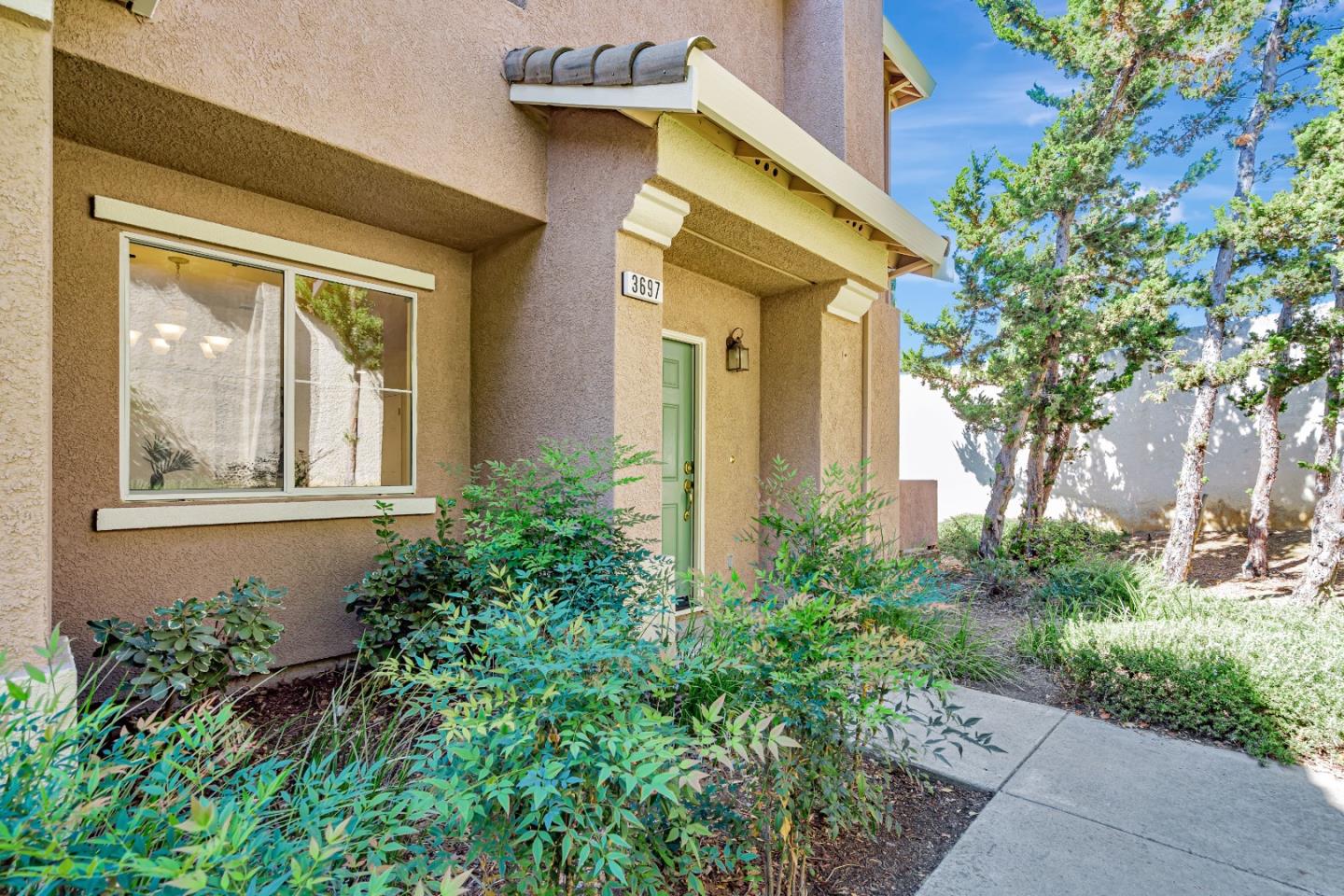 Front Image Thumbnail for ML82023405