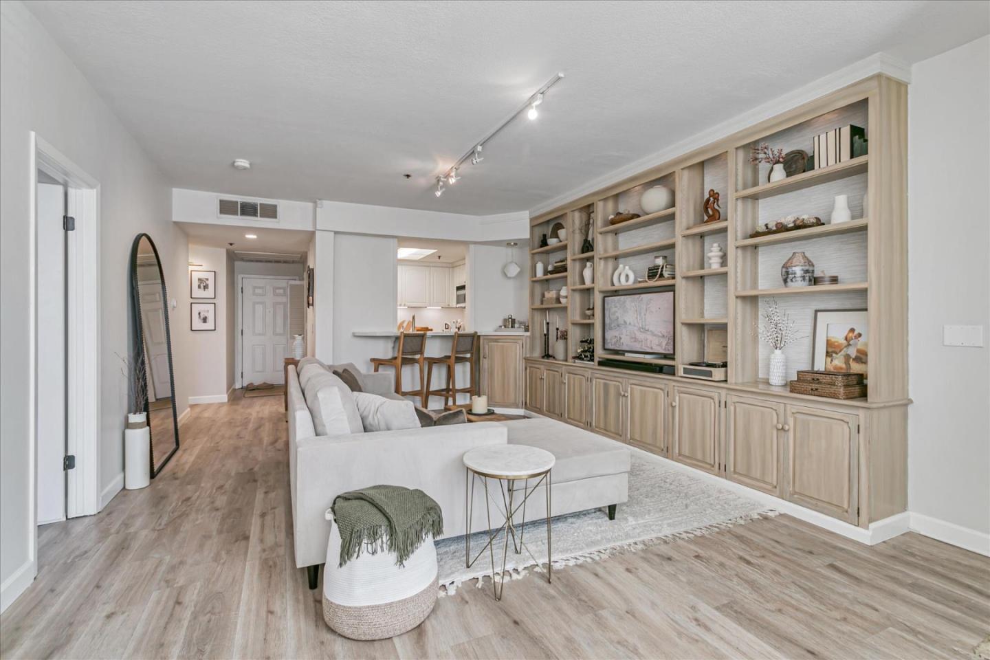 Front Image Thumbnail for ML82023595