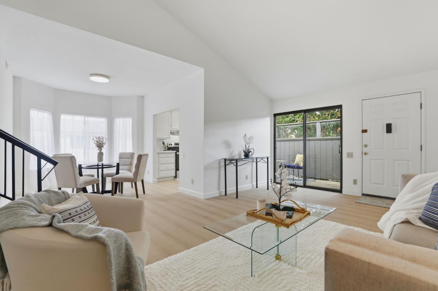 Front Image Thumbnail for ML82025935