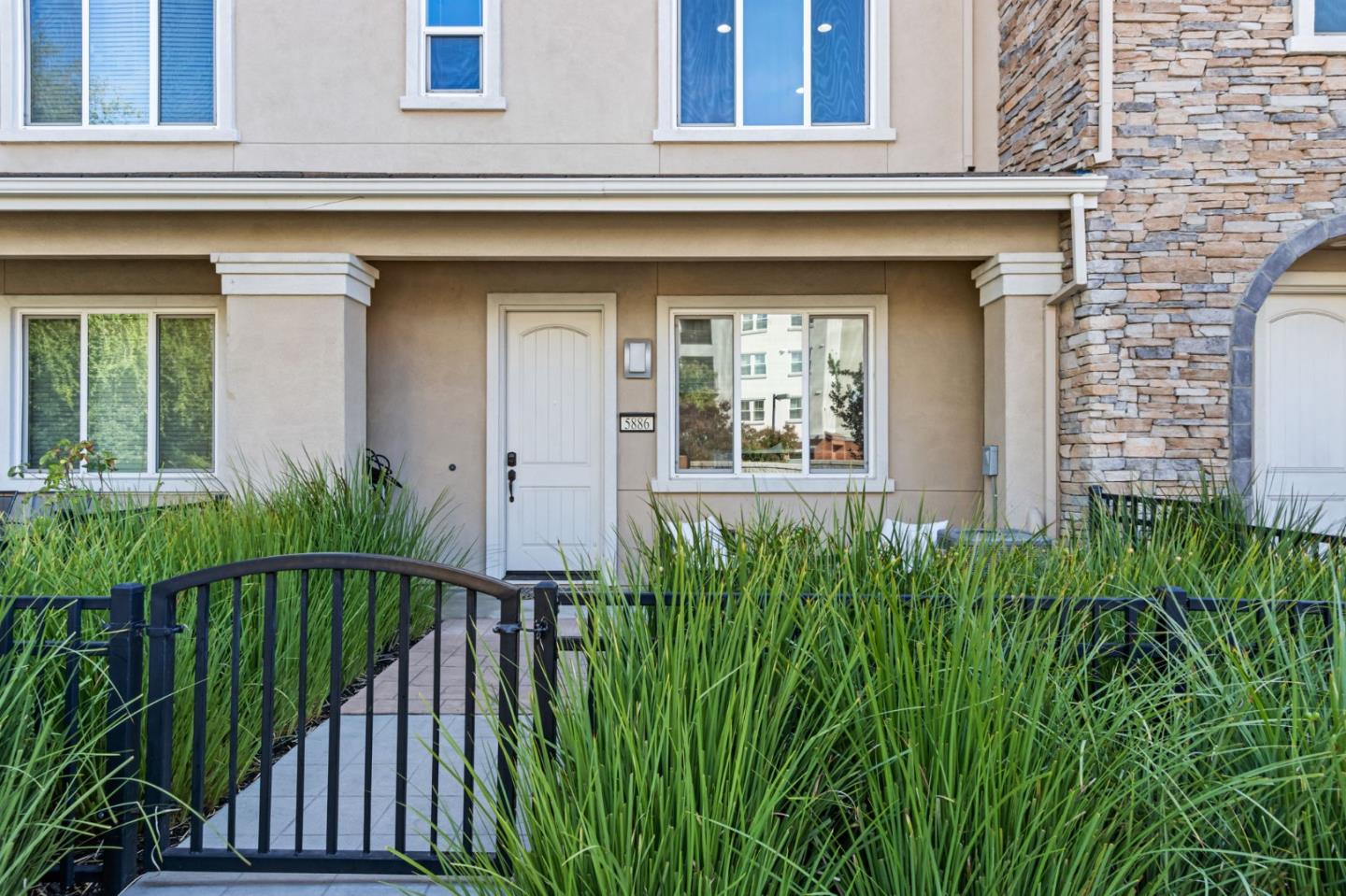 Front Image Thumbnail for ML82027523