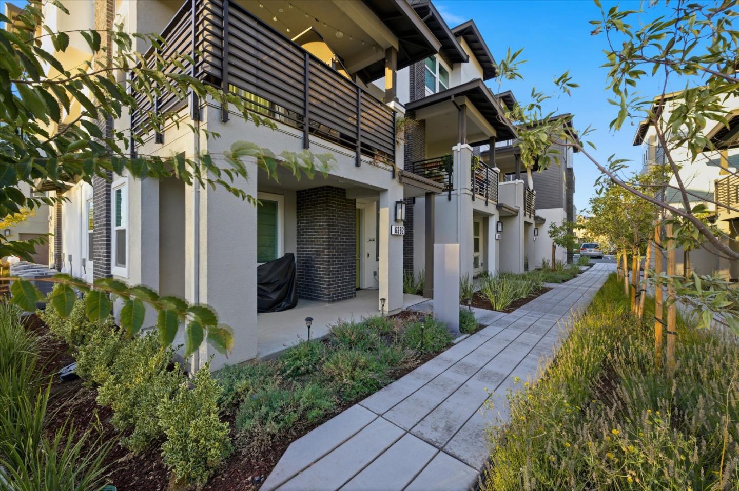 Front Image Thumbnail for ML82029558