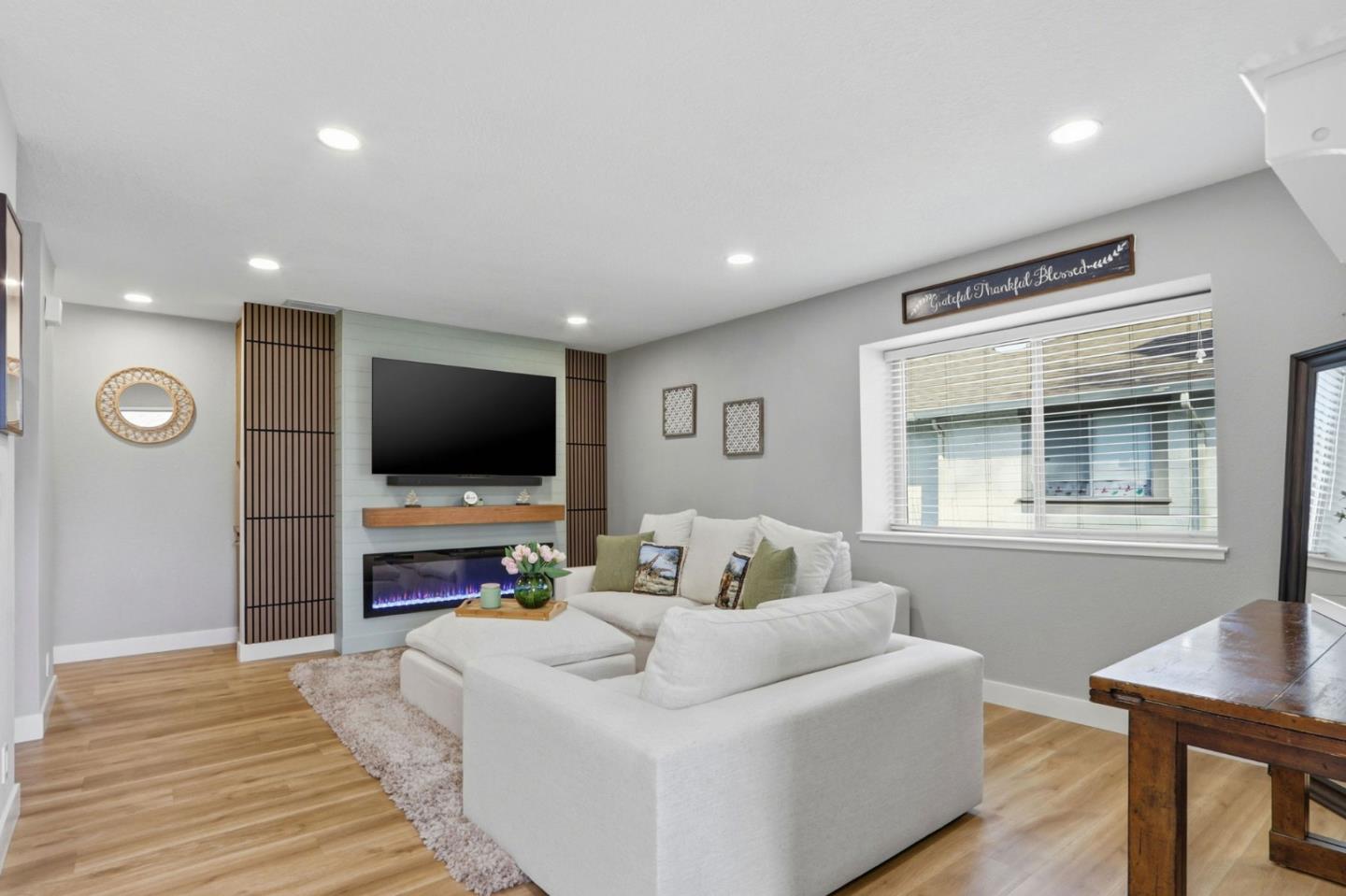 Front Image Thumbnail for ML82031680