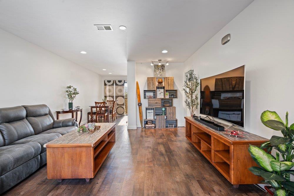 Front Image Thumbnail for ML82032956