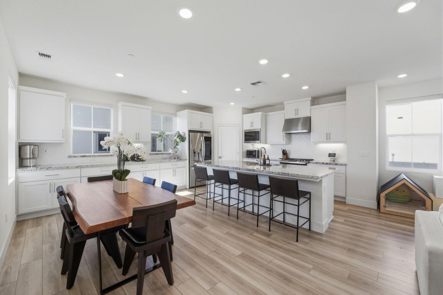 Front Image Thumbnail for ML82034316