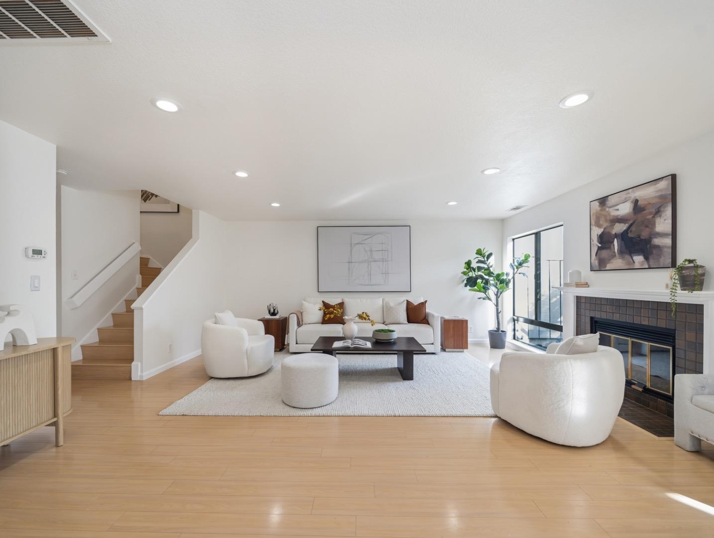 Front Image Thumbnail for ML82038403