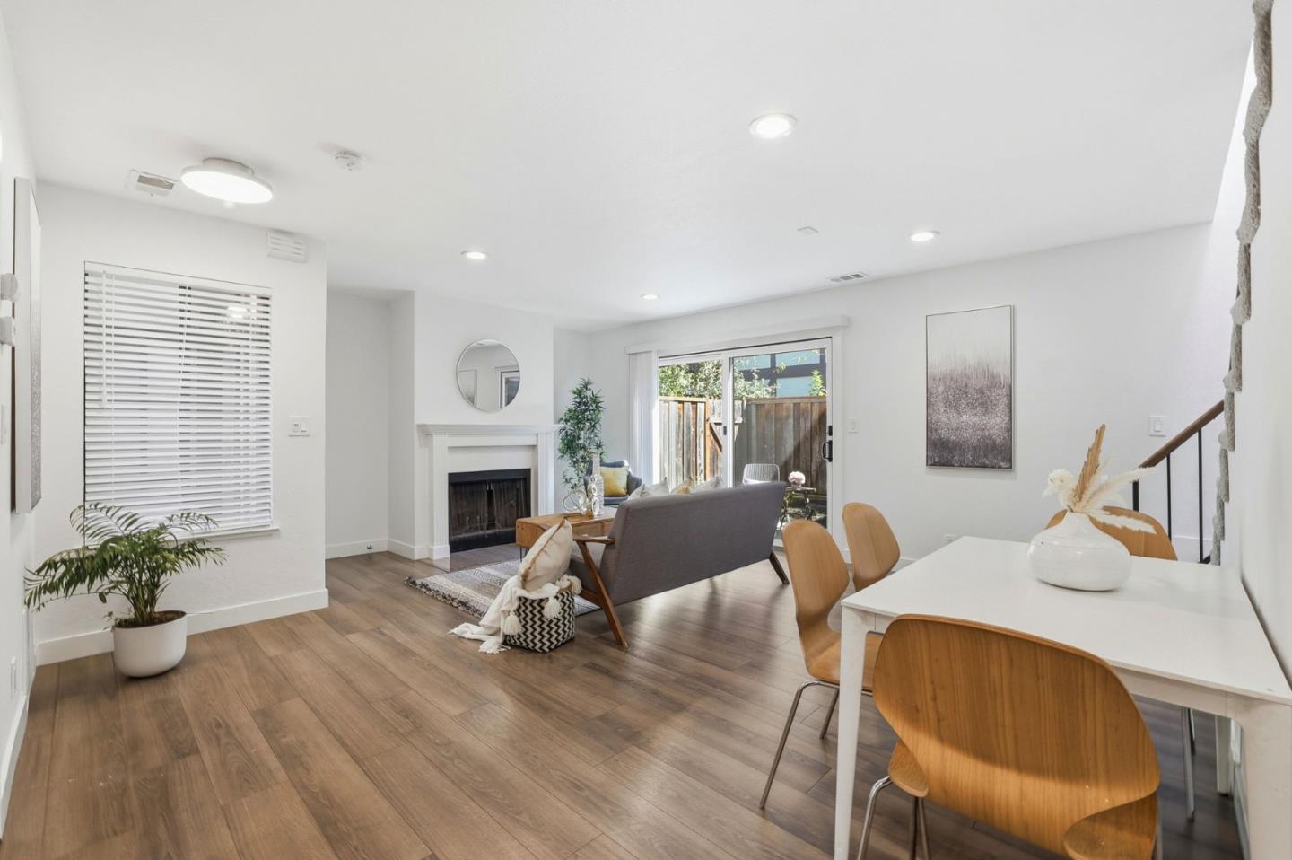 Front Image Thumbnail for ML82038737