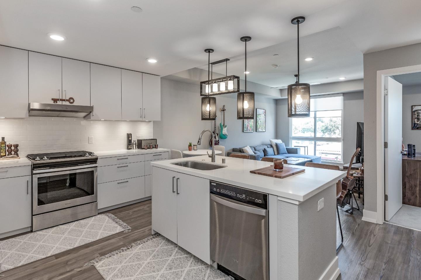 Front Image Thumbnail for ML82039078