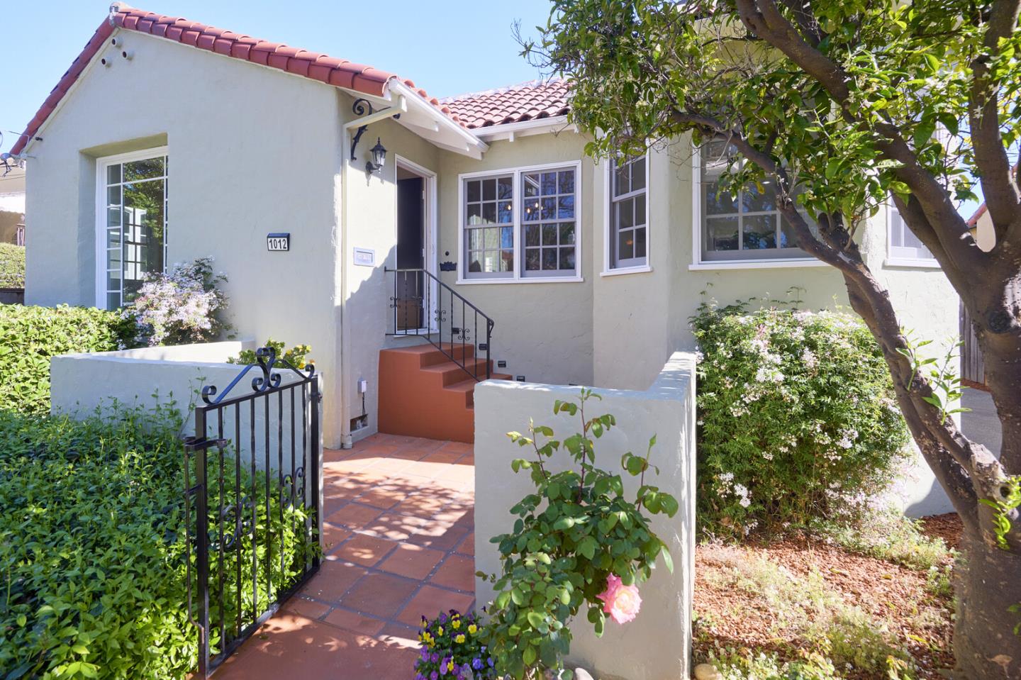 Front Image Thumbnail for ML82039556