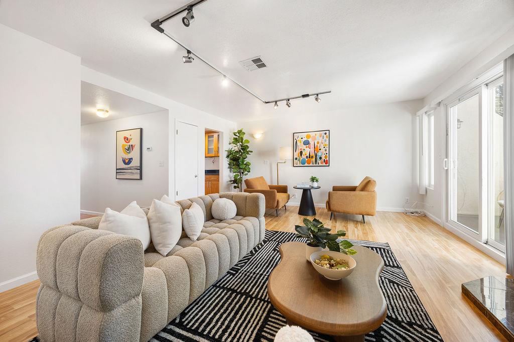 Front Image Thumbnail for ML82039646