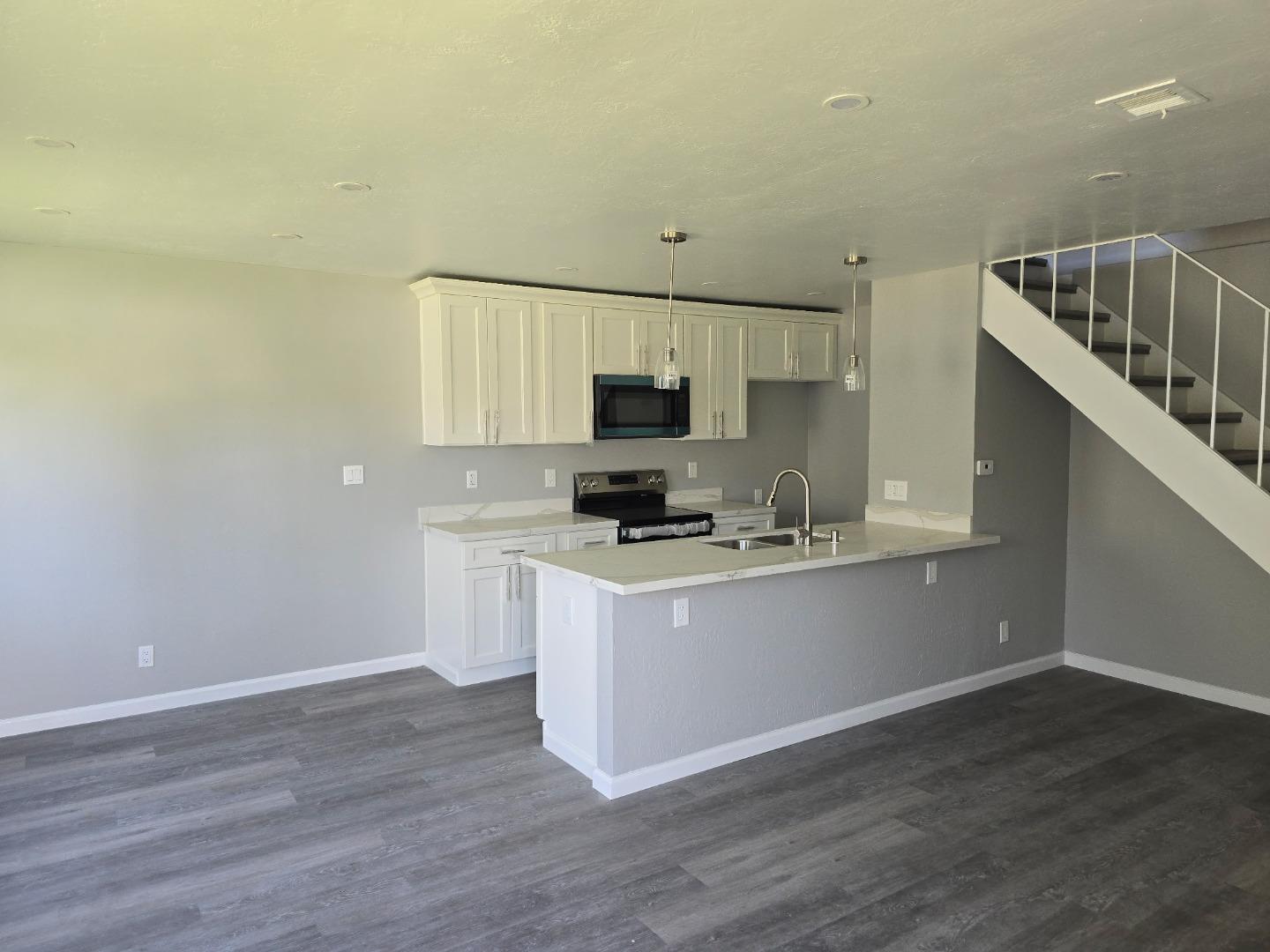 Front Image Thumbnail for ML82040083