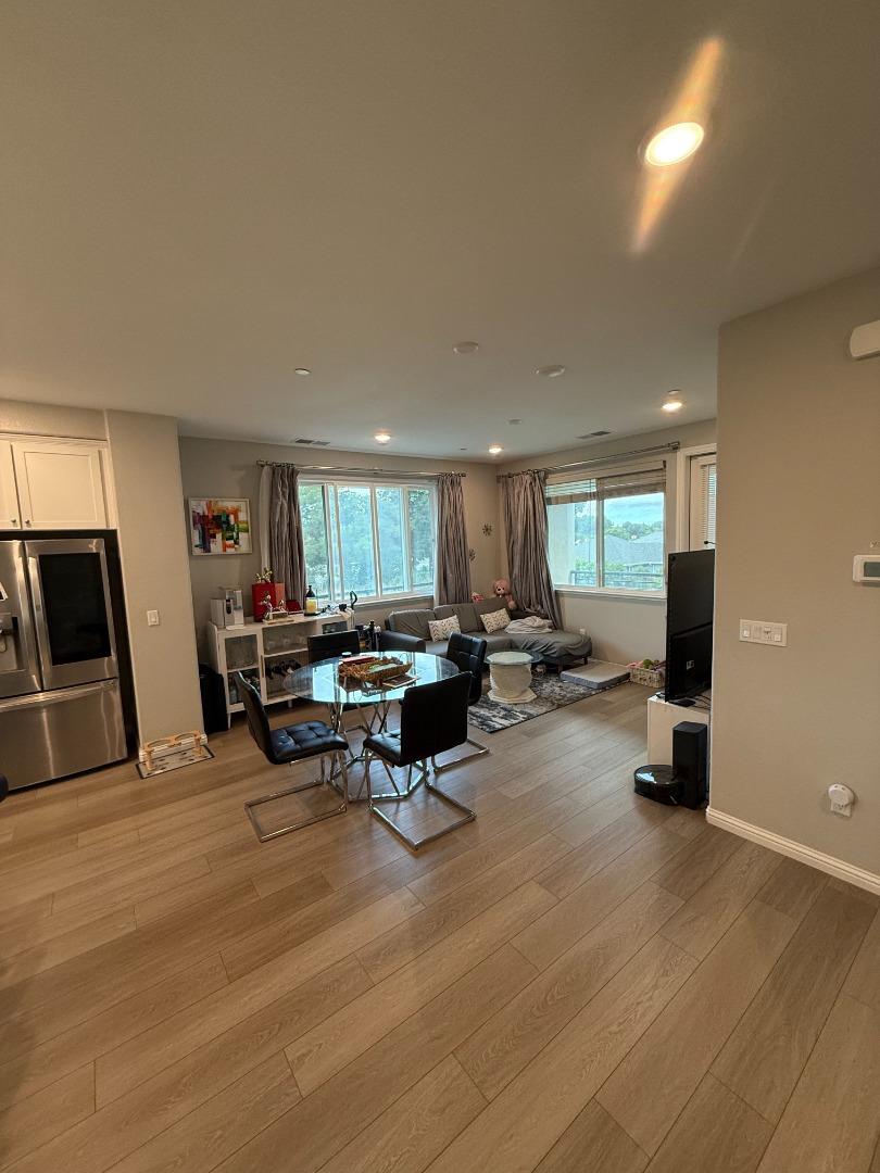 Front Image Thumbnail for ML82047118