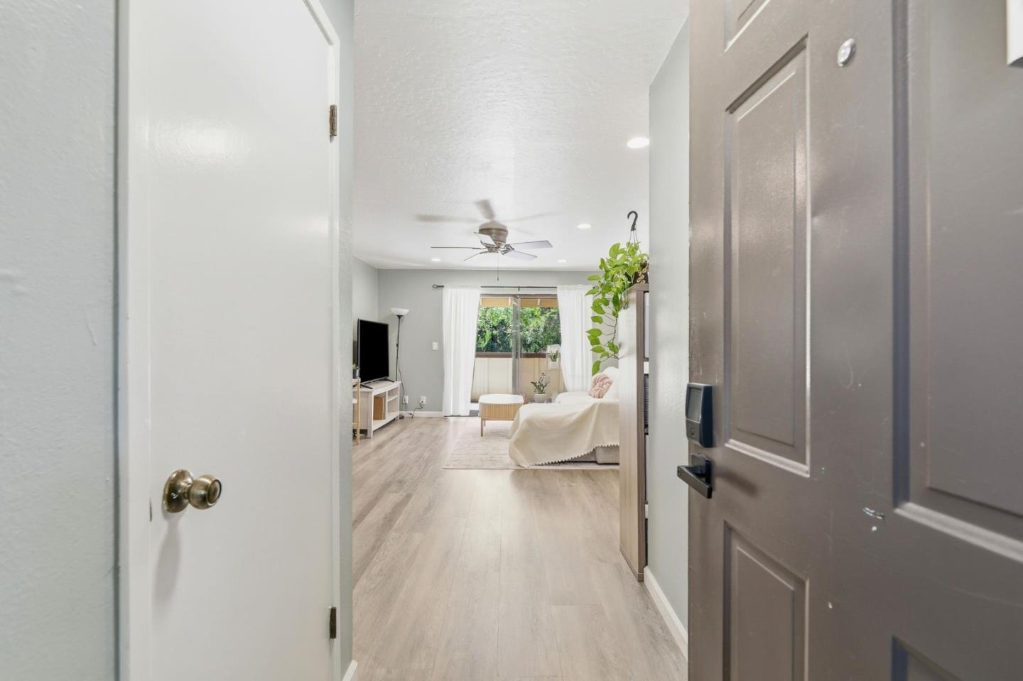 Front Image Thumbnail for ML82049536