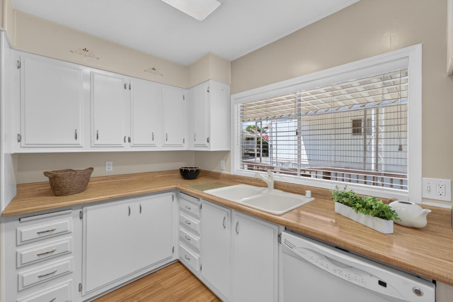 Front Image Thumbnail for ML82054698